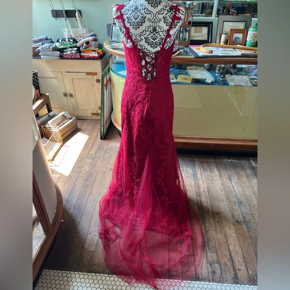Pomuyoo Elegant Red Lace Mermaid Silhouette Evening Gown - Picture 3 of 10